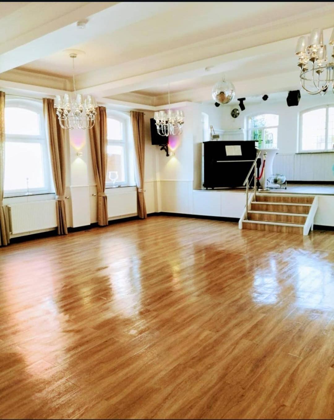 Zur Sonne "Gasthaus-Bar-Events" ポッペンハウゼン エクステリア 写真