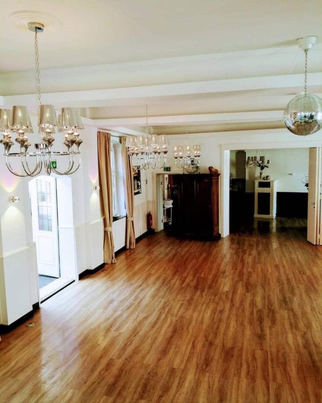 Zur Sonne "Gasthaus-Bar-Events" ポッペンハウゼン エクステリア 写真