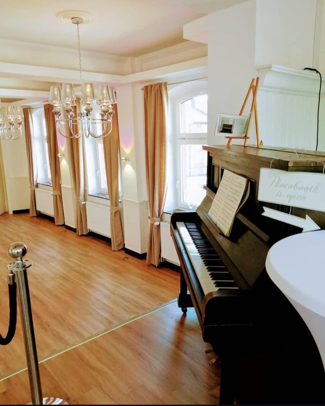 Zur Sonne "Gasthaus-Bar-Events" ポッペンハウゼン エクステリア 写真
