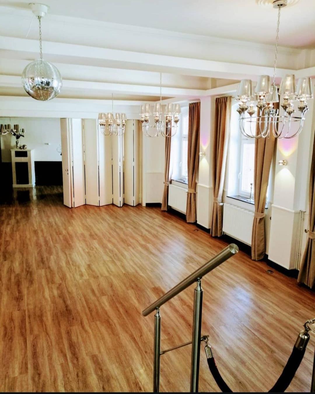 Zur Sonne "Gasthaus-Bar-Events" ポッペンハウゼン エクステリア 写真