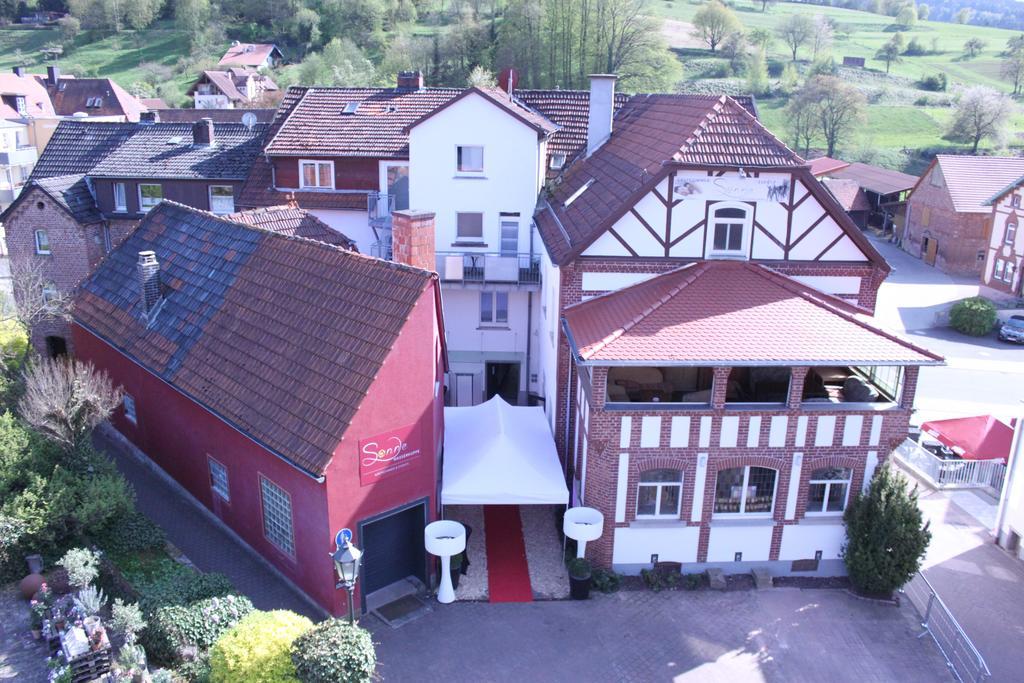 Zur Sonne "Gasthaus-Bar-Events" ポッペンハウゼン エクステリア 写真